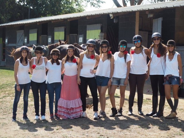 Grupo de amigas en la finca hipica